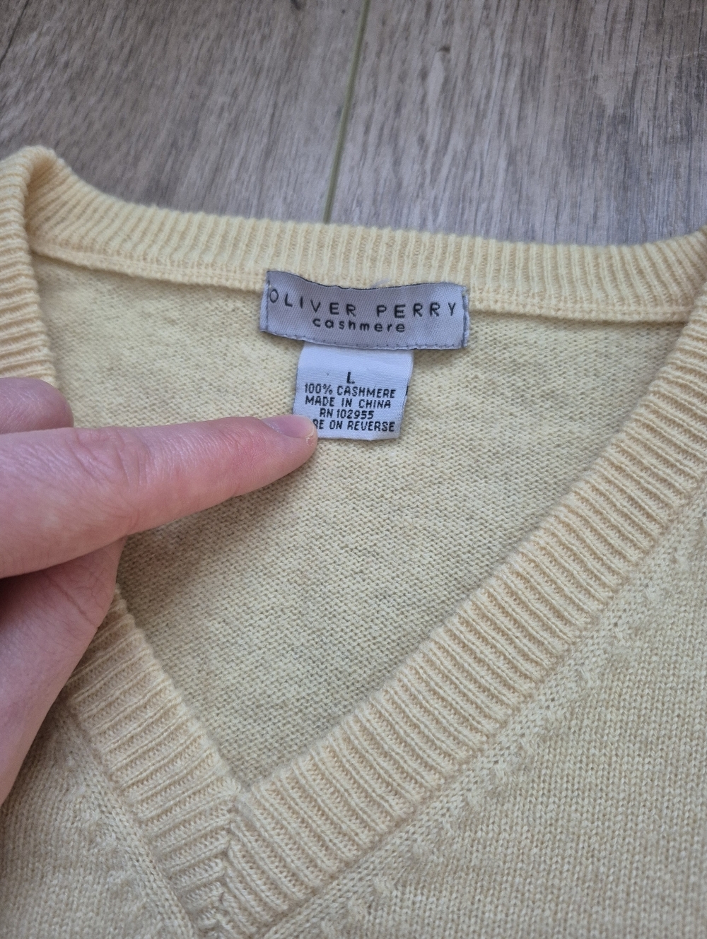 Oliver Perry Women's Quiet Luxury Old Money Yellow Cashmere VNeck Sweater Size L - Picture 4 of 4